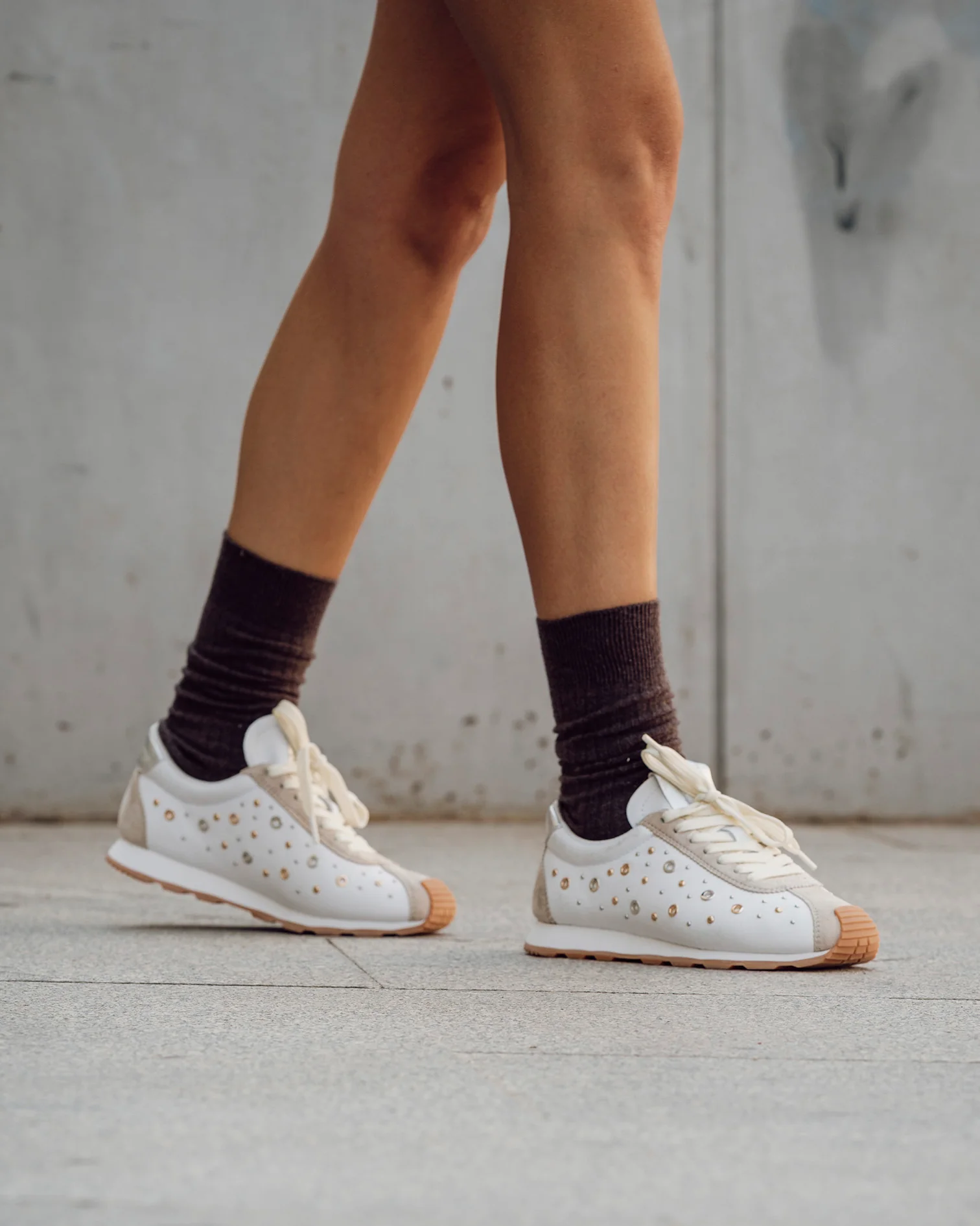 Zapatilla Inara Tachuelas Blanco - Image 4